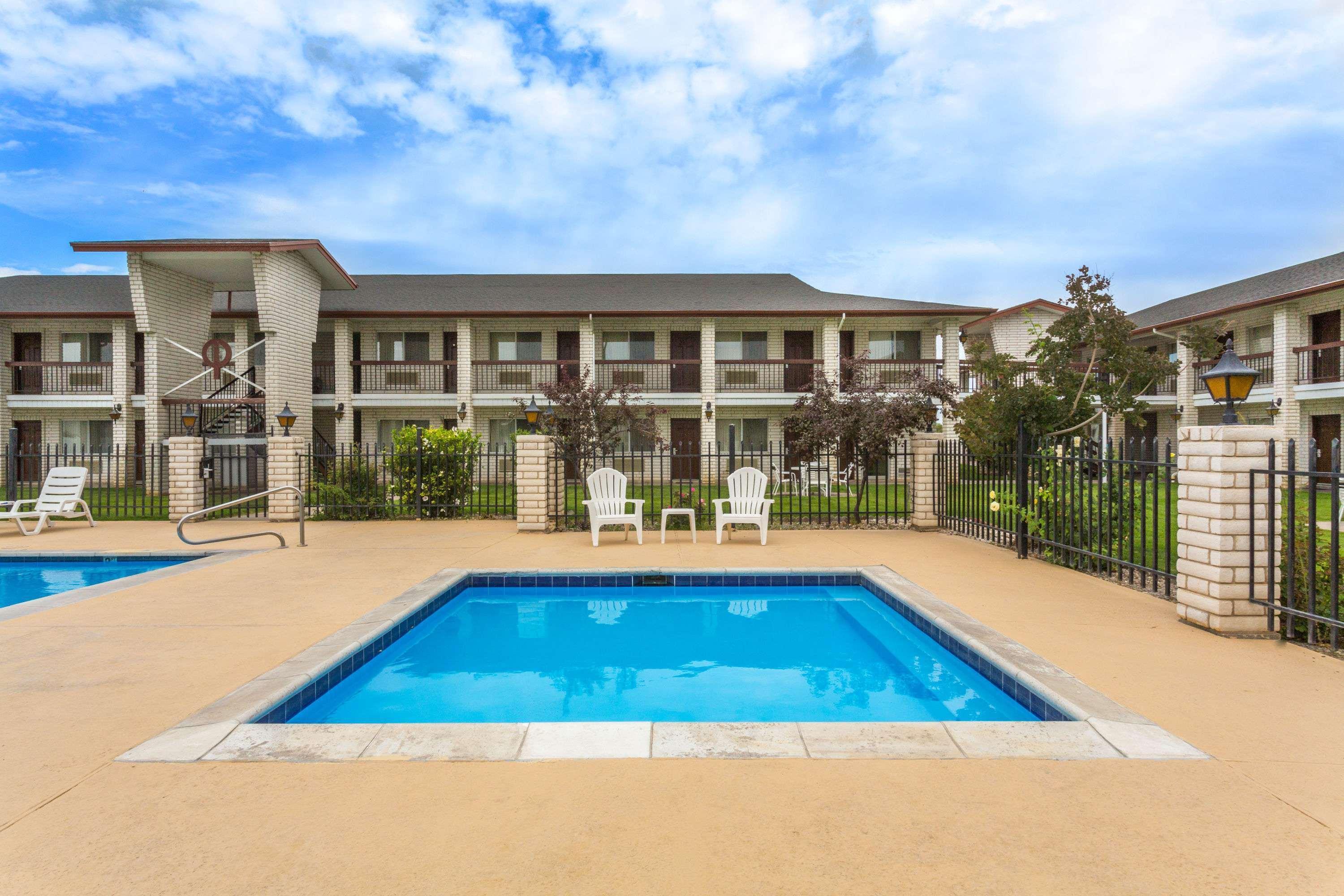 Days Inn By Wyndham Delta Exterior foto